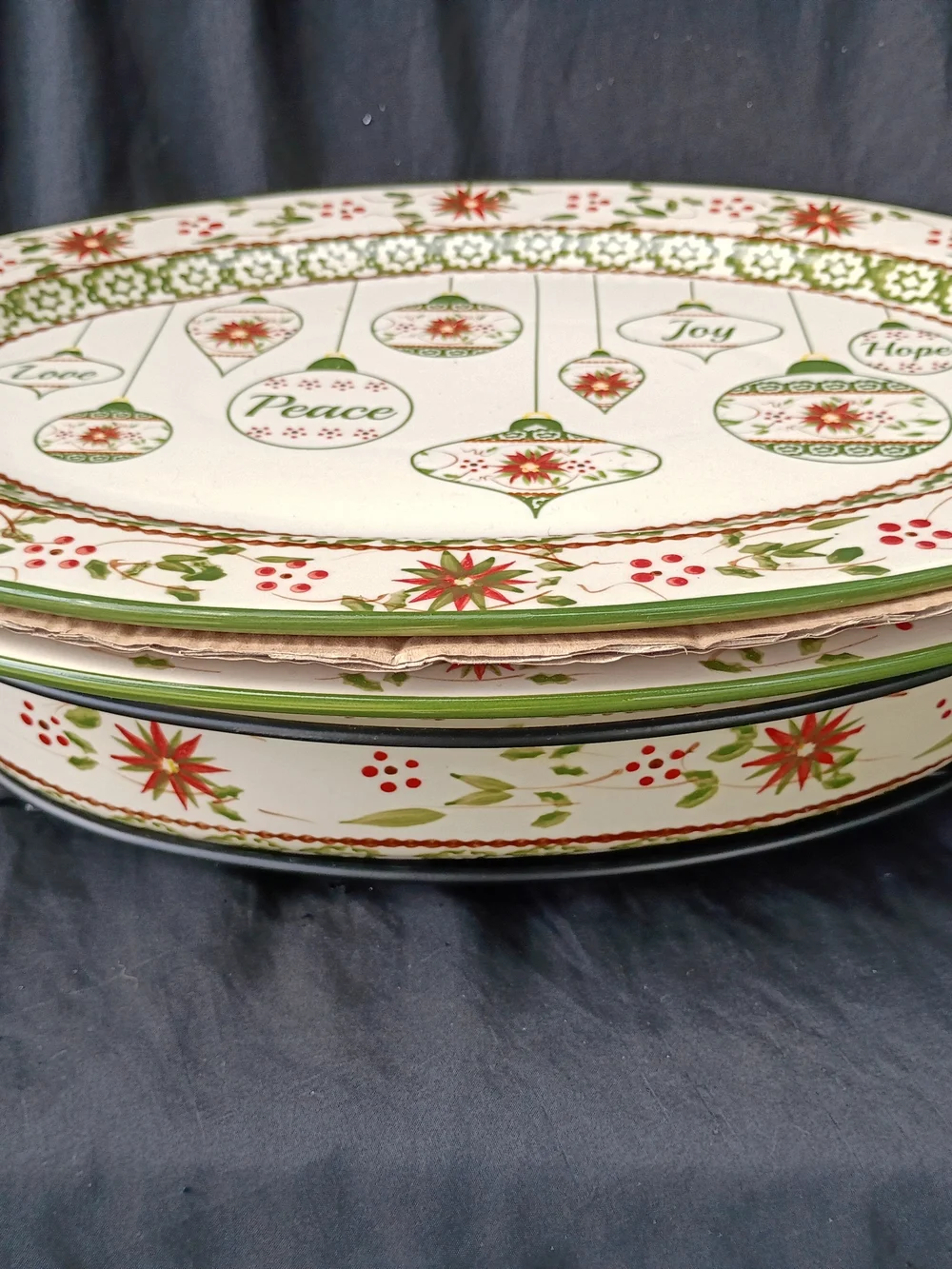 Old World Poinsettia Temptations 3 Qt Baker with Lid It And Rack NEW